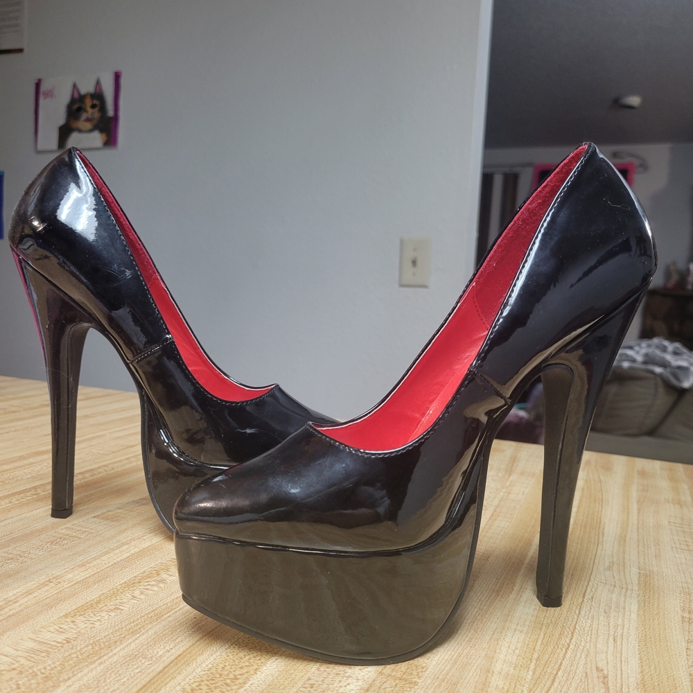 Ellie Nwot - Black Patent Platform Pumps with Red Interior 👠